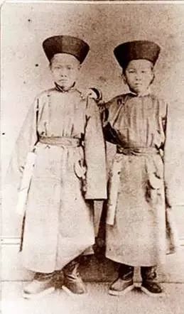 詹天佑(左)与同学潘铭钟初到美国留学的合影