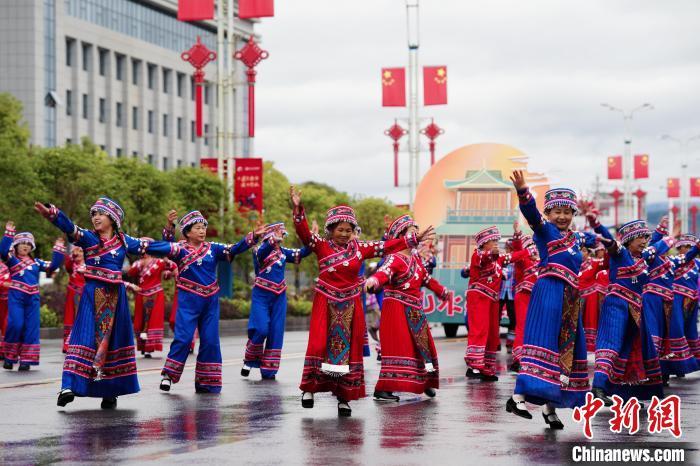 湖北来凤两千余人齐跳摆手舞弘扬土家族文化