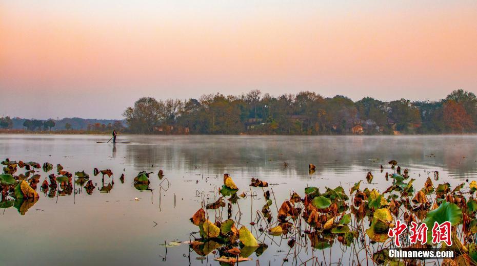 安徽池州:秋日平天湖梦幻晨雾如仙境