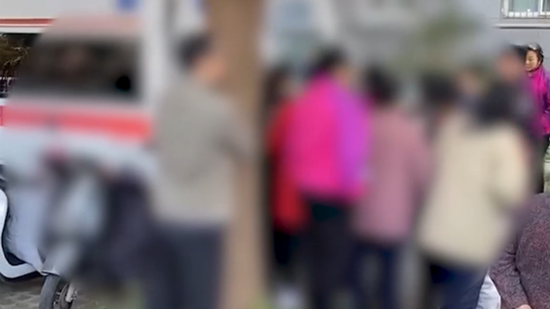 扬州一女子跳楼，知情人称其捂死女儿后从高楼跳下，当地：正在调查