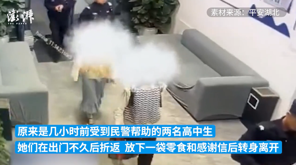 高中生在警务站门口放下礼物转身就跑