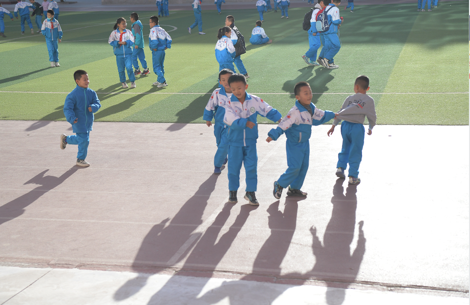 市五小孩子课间追逐嬉戏