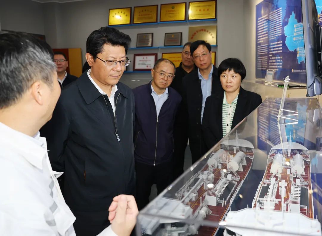王进健在招商局金陵鼎衡船舶（扬州）公司了解行业发展态势