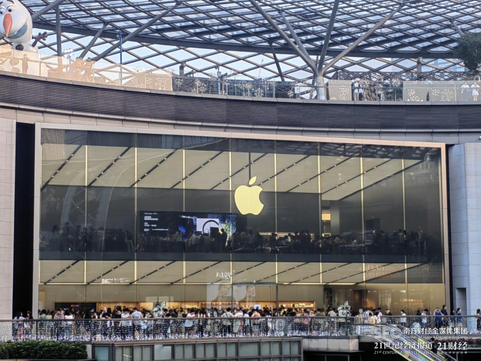 (朱梓烨摄于广州天环广场苹果旗舰店)