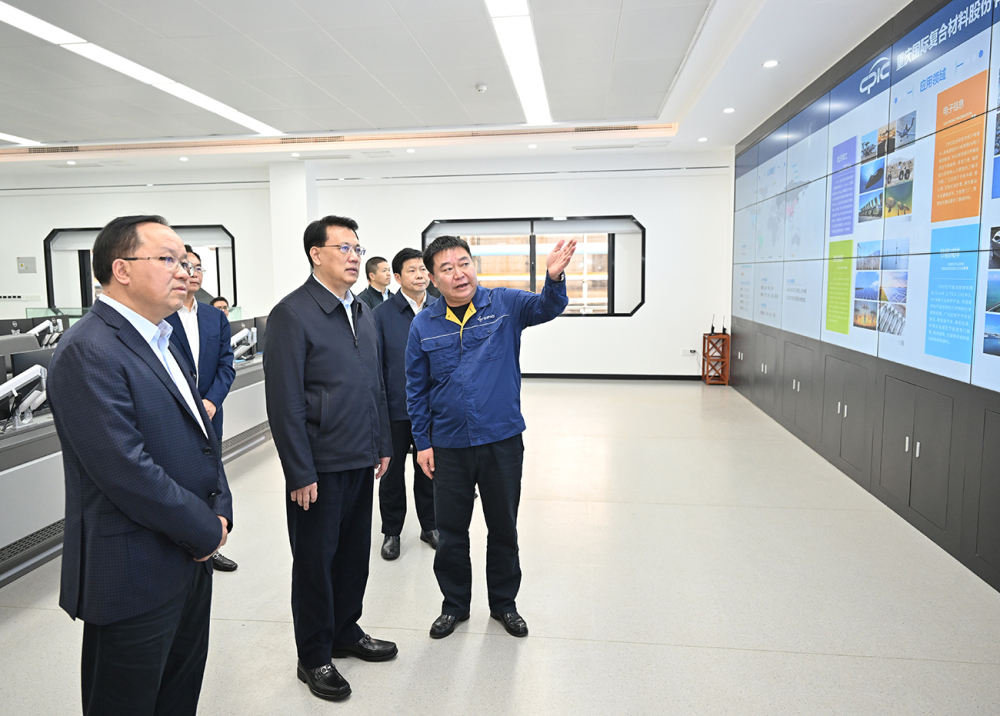 11月9日上午，在重庆国际复合材料股份有限公司，市委书记袁家军了解企业发展历程和战略规划等情况。记者 苏思 摄