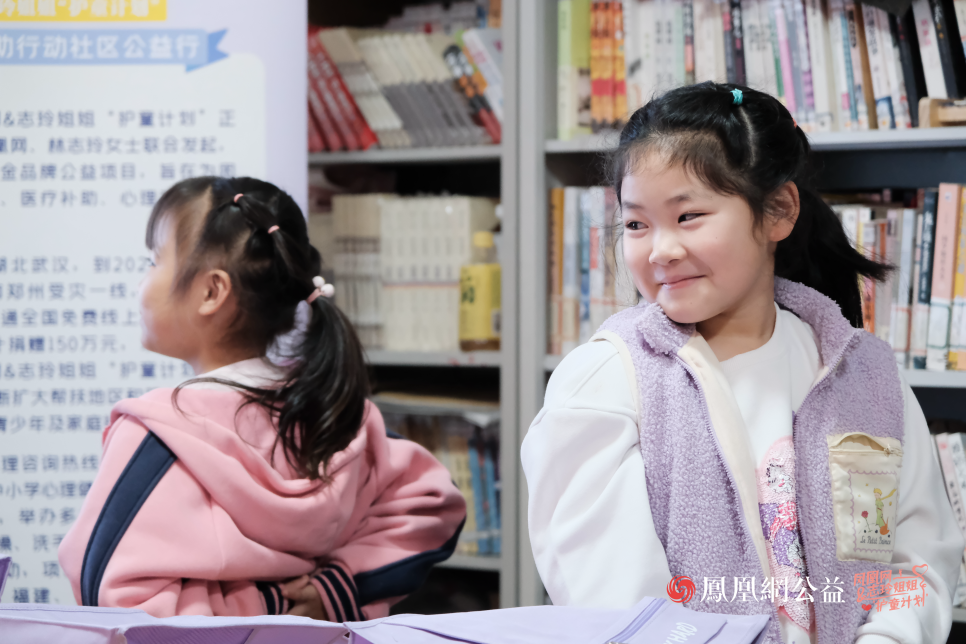 小朋友们在老师的指引下积极互动