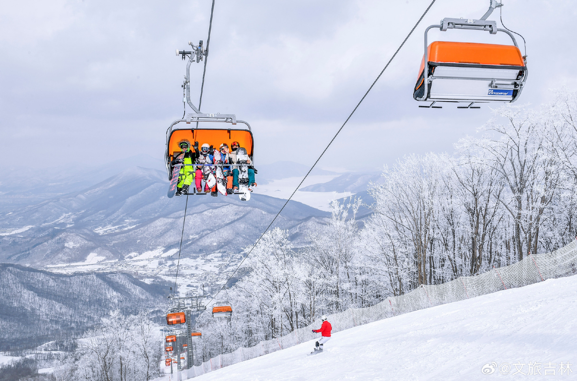 11月1日，万科松花湖度假区迎来23-24新雪季第一场雪。度假区内，百台造雪机已经摆放到位，在气温条件允许的情况下，2023-2024雪季预计在11月17日开板，图/松花湖度假区官微