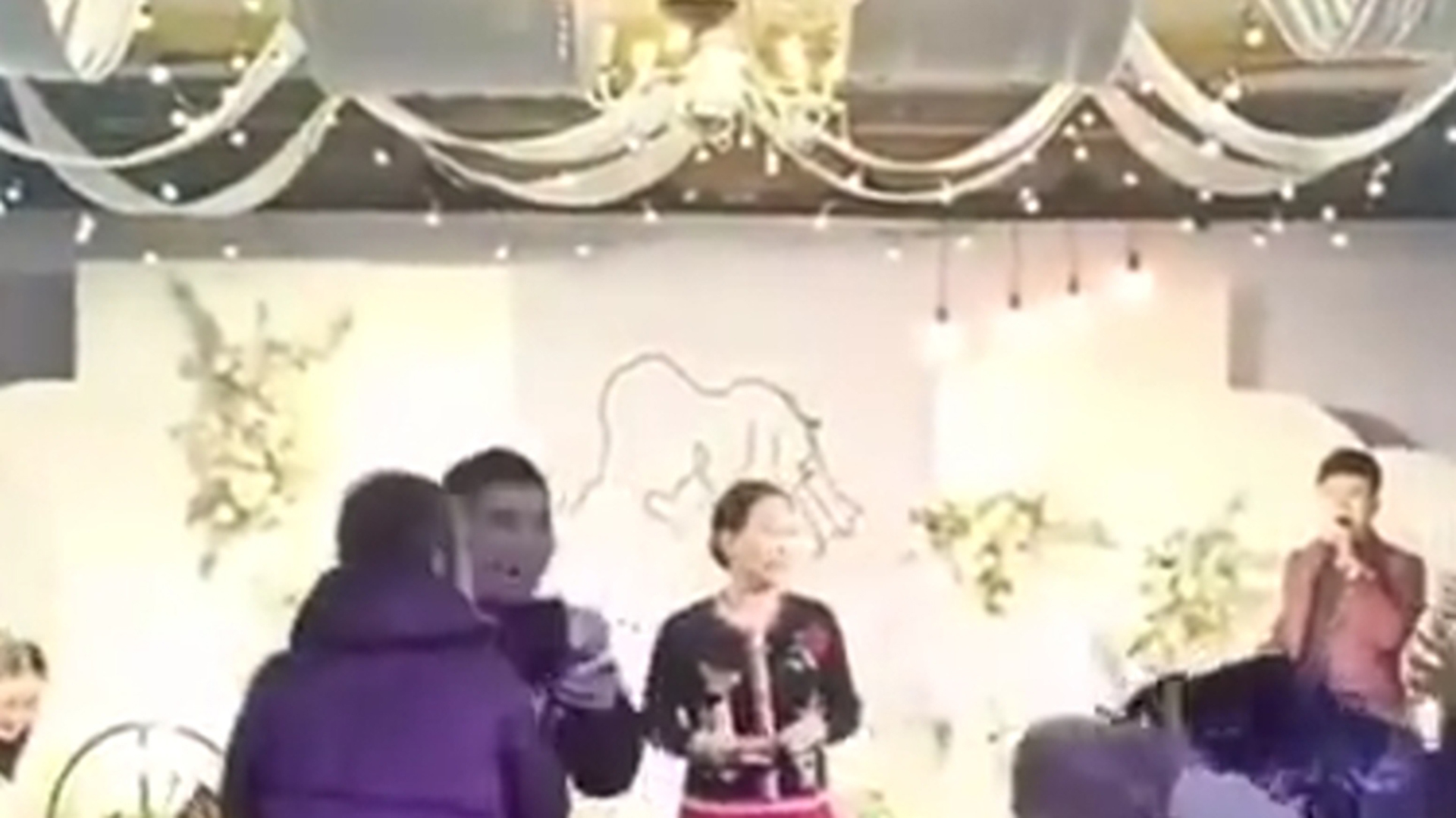 婚宴现场喜公公为助兴抛洒百元大钞，目击者：第一次见，发了有几千元_凤凰网视频_凤凰网