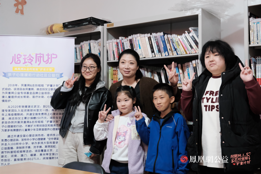 活动结束后小朋友们陆续和老师合影