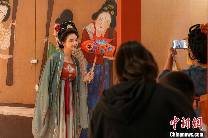图为身着汉服的国风爱好者。长安十二时辰主题街区供图