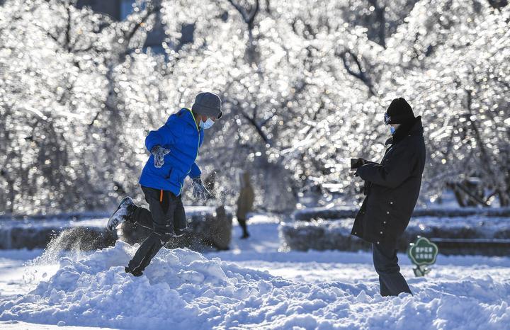 市民在长春市文化广场雪地中玩耍。新华社记者 许畅 摄