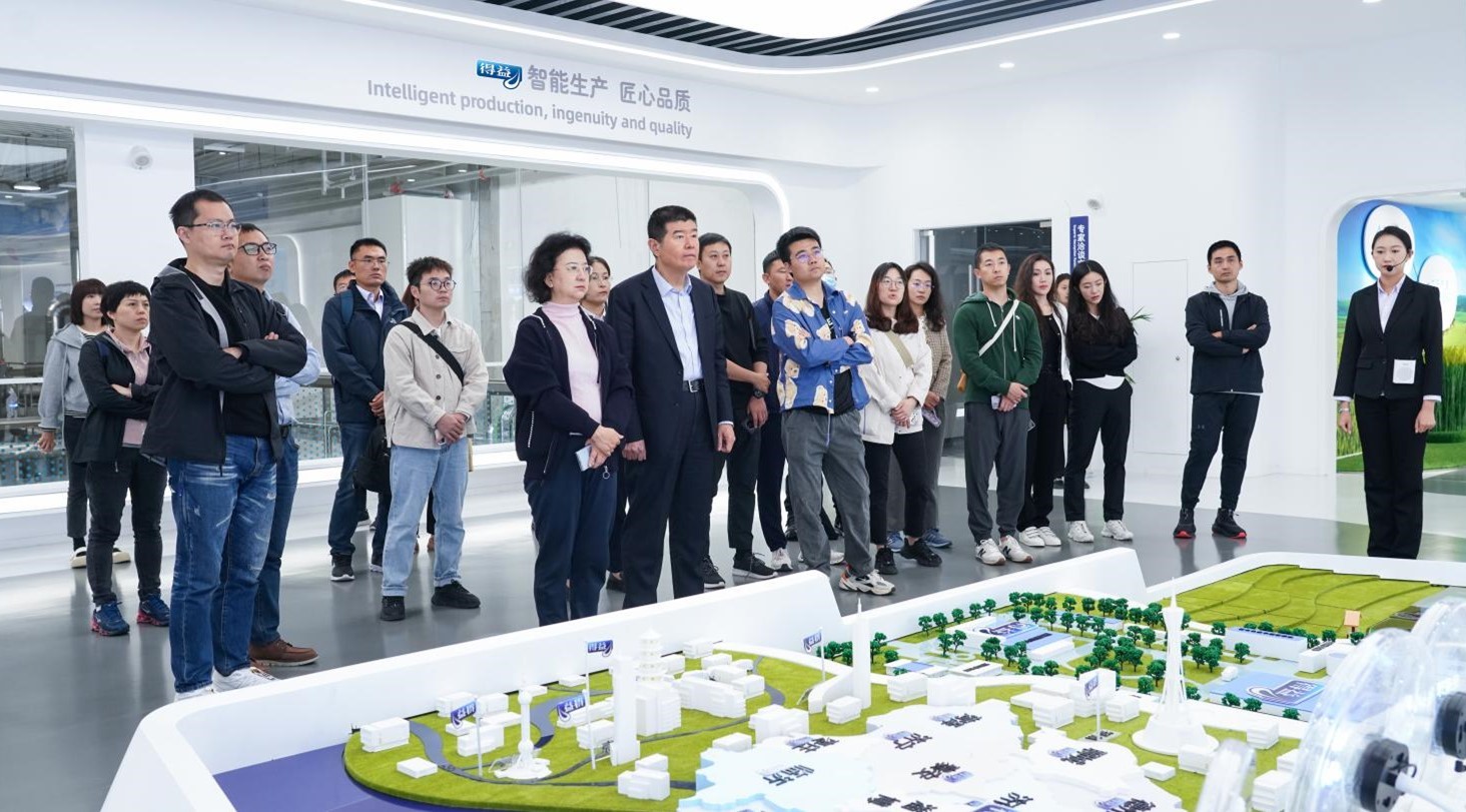 中国企业家俱乐部程虹秘书长一行莅临得益乳业参访交流