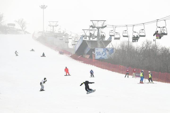 滑雪爱好者在庙香山滑雪场滑雪。新华社记者 许畅 摄