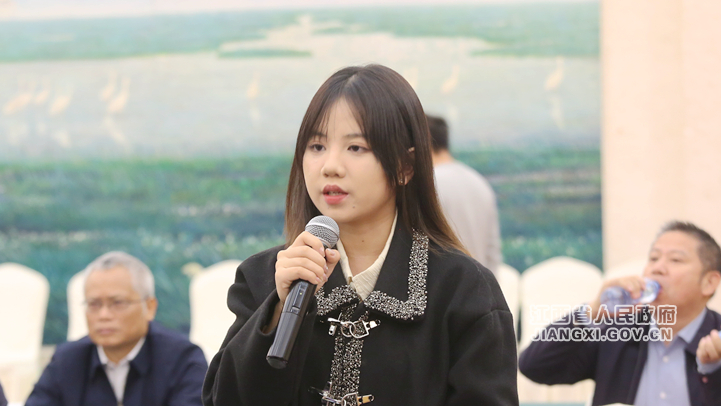 江南都市报提问（文颖 摄）