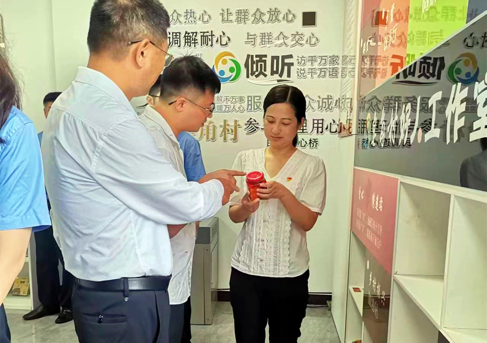 善厚镇党委书记潘晓娣在“好人工作室”