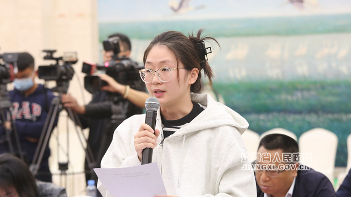 中国江西网提问（文颖 摄）