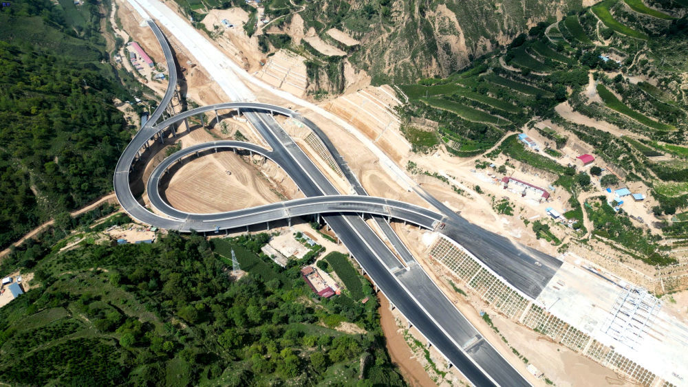 这是无人机拍摄的打庆公路华池县互通立交