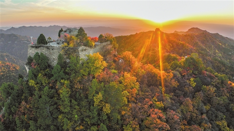 图为人祖山美景（刘宏达 摄）