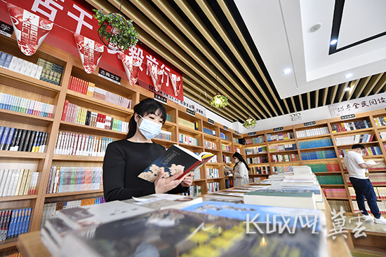 在廊坊市新华书店有限责任公司文安分公司，市民正在阅读图书。长城网·冀云客户端通讯员 王晖 摄