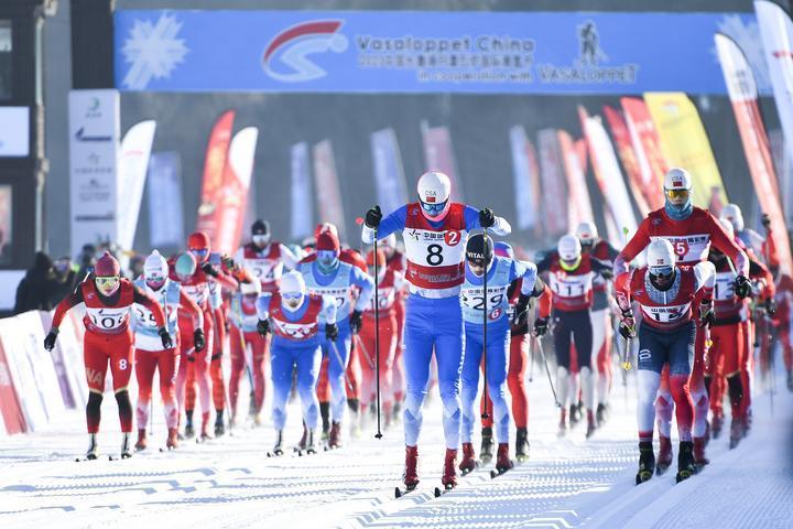 滑雪爱好者竞逐“中国瓦萨”国际滑雪节。新华社记者 许畅 摄