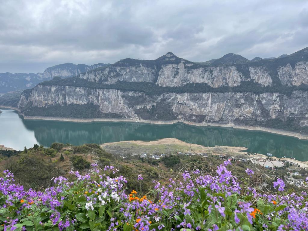 图为化屋村所在的乌江源百里画廊风景区.新华社记者骆飞 摄