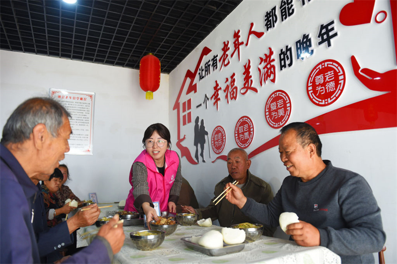 10月26日，在魏县东代固镇后闫庄村的幸福食堂，志愿者为老人们端上热腾腾的饭菜。