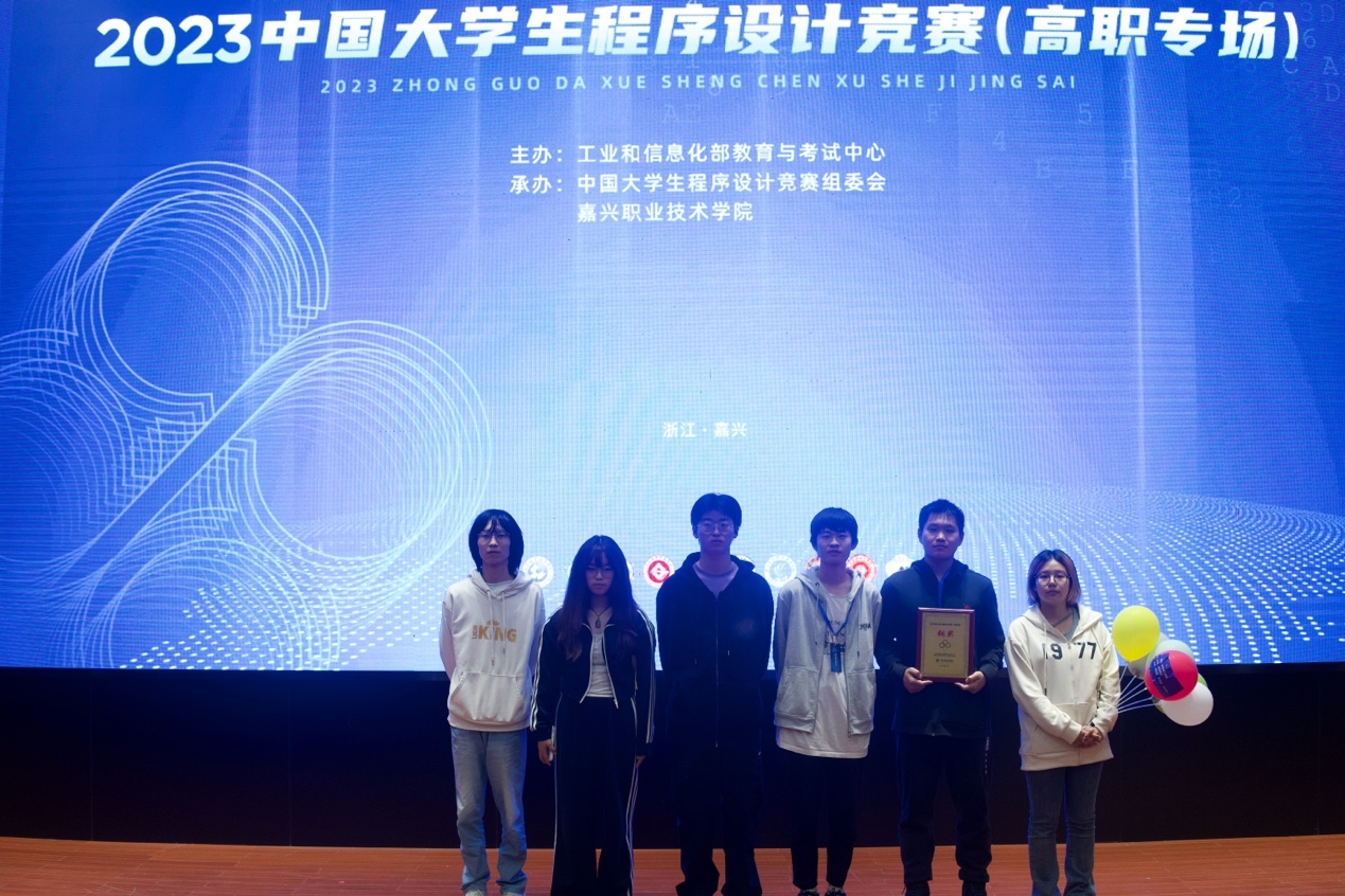 学校参赛队伍合影