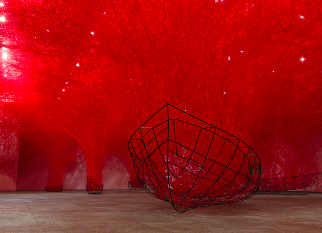 “盐田千春：颤动的灵魂”艺术展现场。