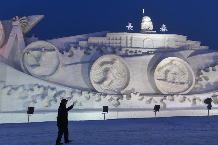 游客在长春冰雪新天地主题冰雪乐园内游玩。新华社记者 张楠 摄