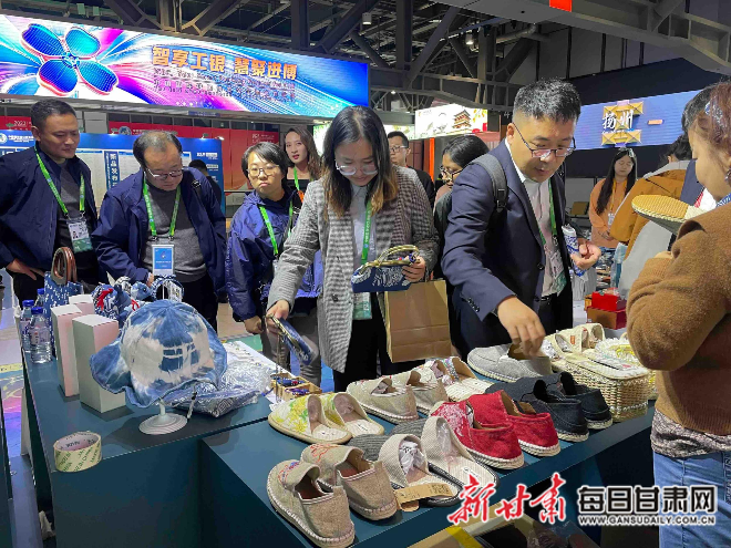 甘肃展区吸引众多目光