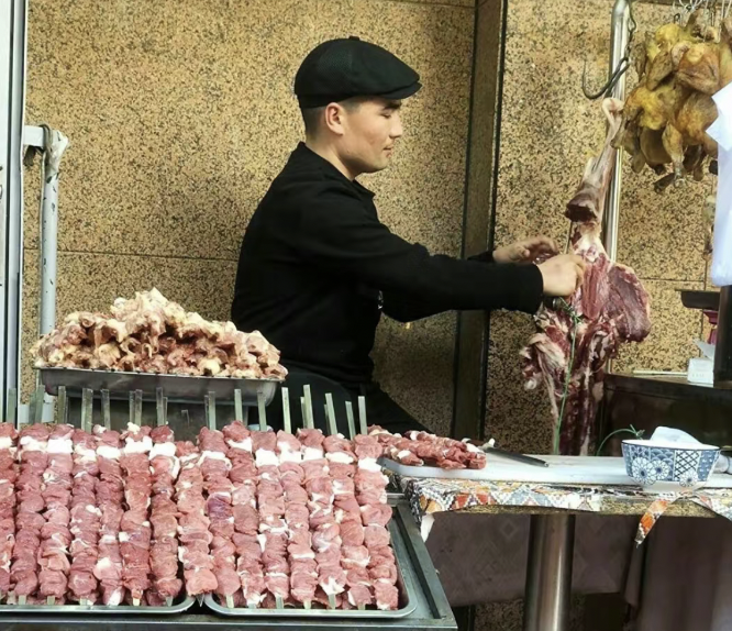 网友在街边偶遇的烤串店， 一串半斤羊肉，才20块