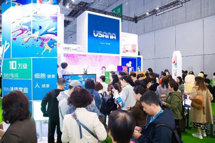 第六届进博会USANA展台人头攒动。供图