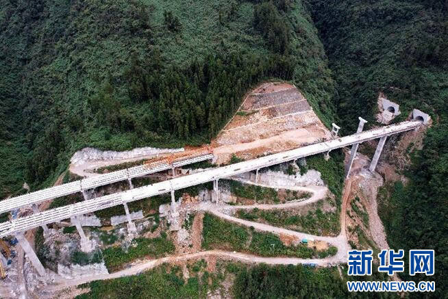 图为张家村大桥施工如火如荼