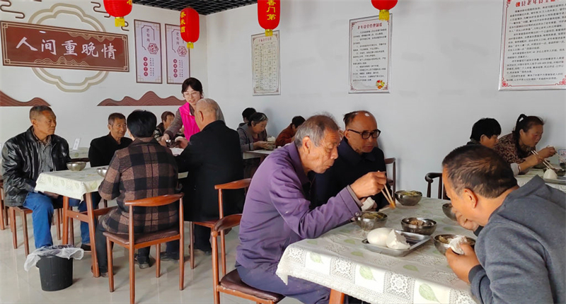 10月26日，魏县东代固镇后闫庄村的老人们在幸福食堂用餐。