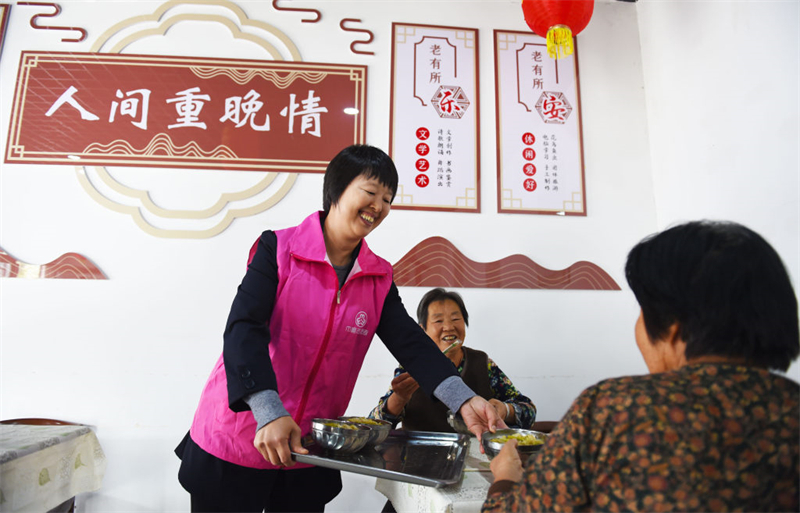 10月26日，在魏县东代固镇后闫庄村的幸福食堂，志愿者为老人们端上热腾腾的饭菜。