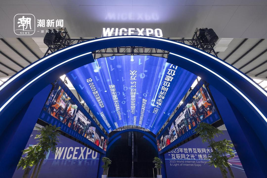 11月6日，在乌镇，今年的互联网之光博览会进入最后布展阶段。在主会场后方，一条炫酷的“拾光”隧道将让人领略乌镇峰会十年发展的精彩瞬间。 记者 倪雁强 王志杰 摄