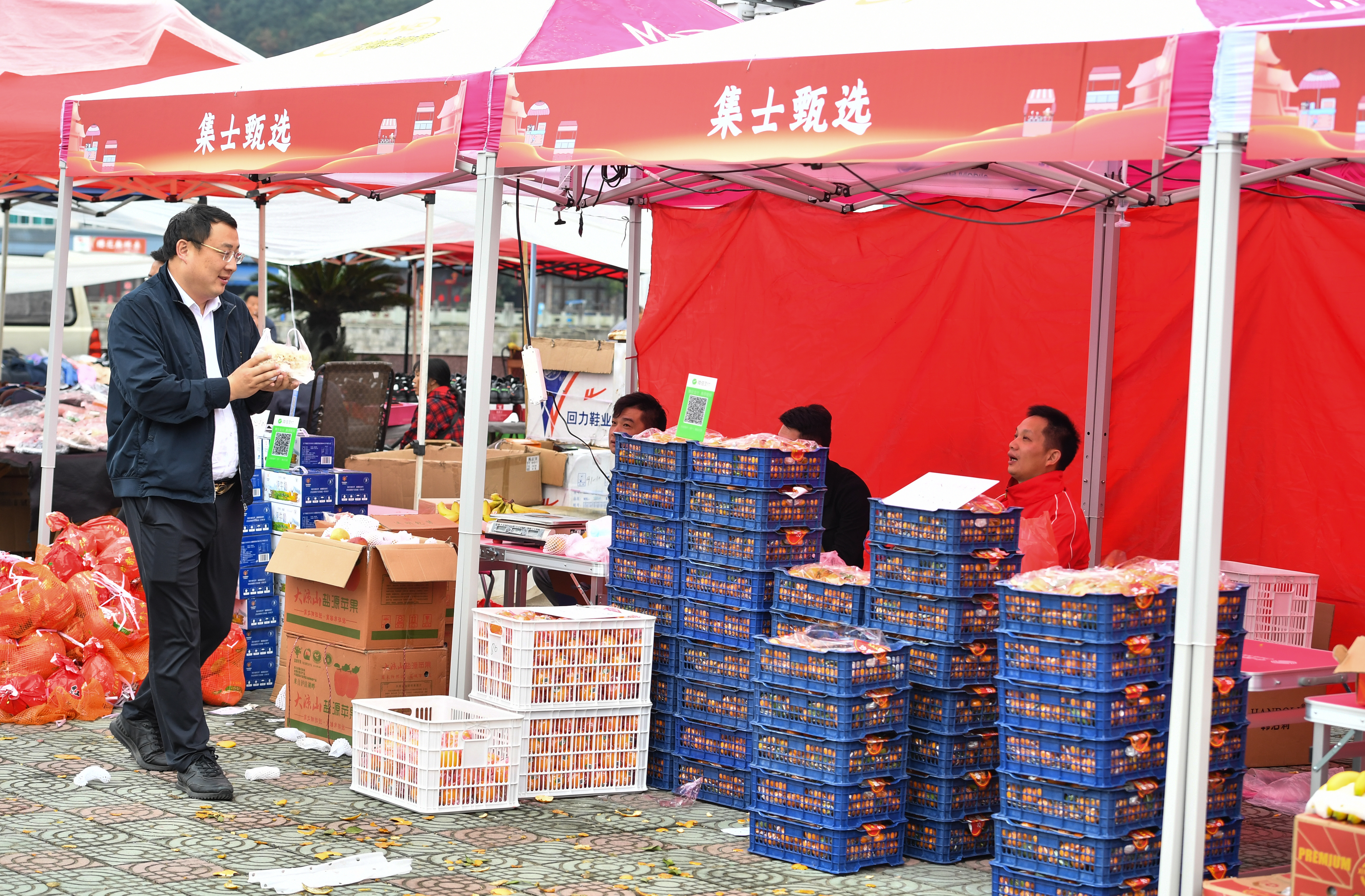 “胸戴”大红花，“甬南桑田”农产品首乘集士驿站共富专车正式发车
