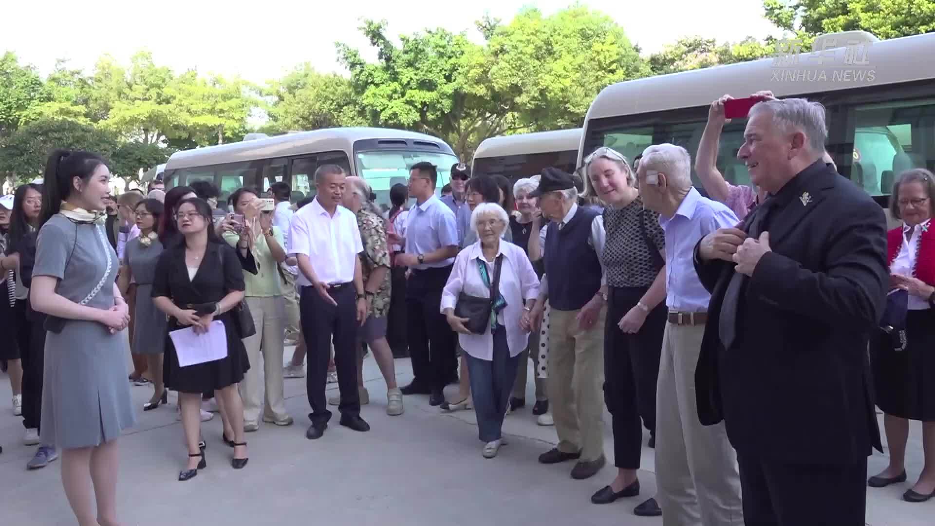 飞虎队老兵及亲属代表团在柳州与师生互动交流