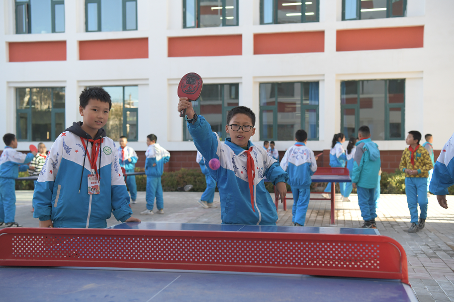 市五小孩子课间打乒乓球