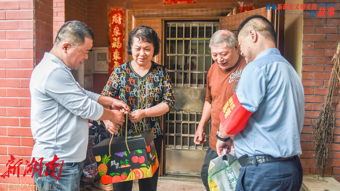 青竹湖畔社区开展重阳节慰问活动。