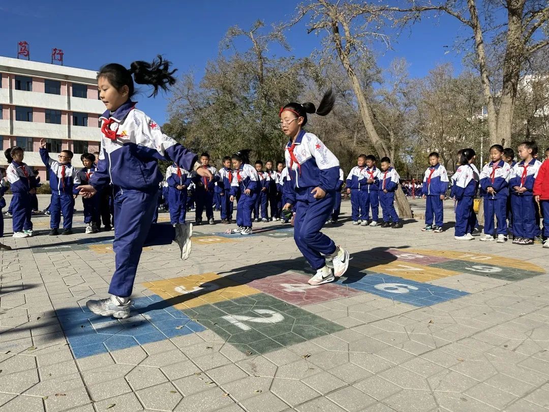 市三小课间10分钟　孩子们兴趣盎然跳方格