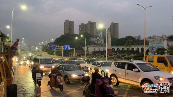 晚高峰时的玉屏东大街