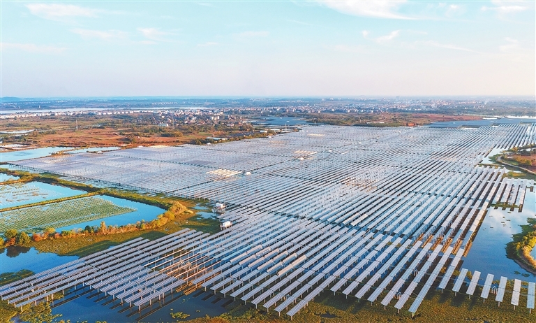 11月1日,在余干县瑞洪镇前山村湖家咀,成片的水上光伏电池板错落有致