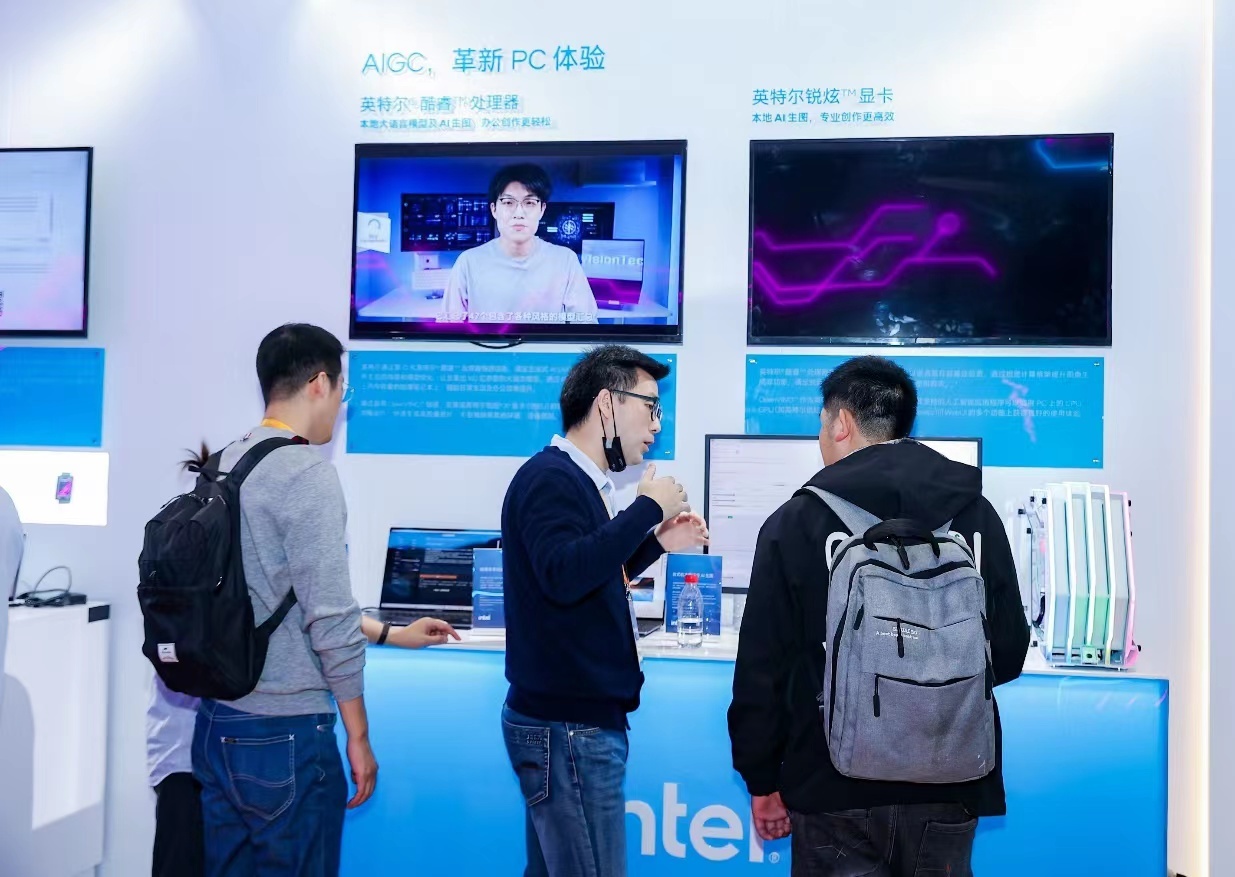 AI加持、可在车内玩3A游戏 英特尔新一代智能座舱亮相进博会|AI前哨