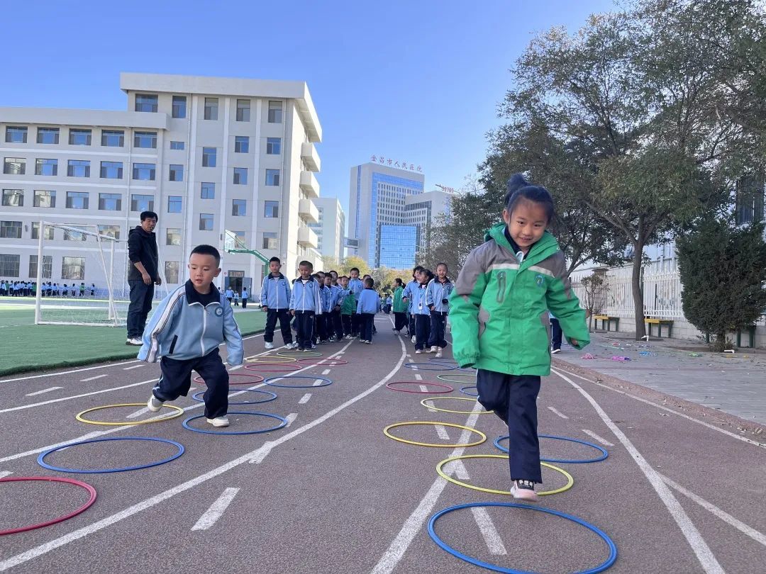 大课间市八小学生跳圈活动