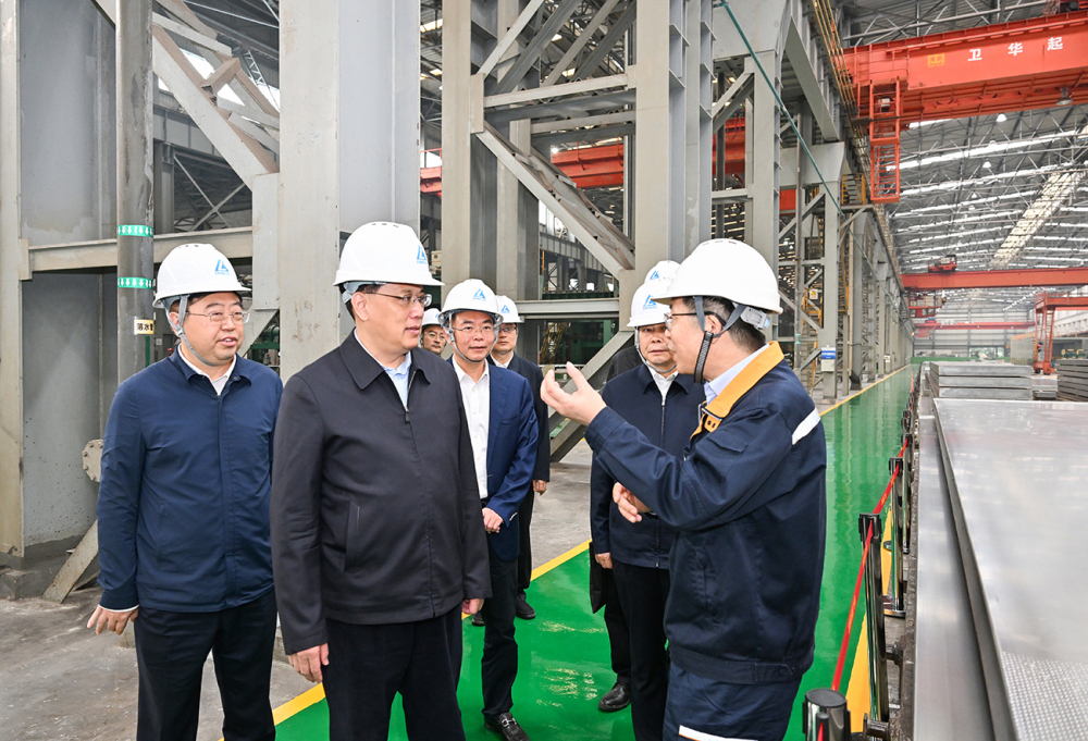 11月9日上午，在西南铝业（集团）有限责任公司，重庆市委书记袁家军了解技术装备、产品结构和经营状况。记者 苏思 摄