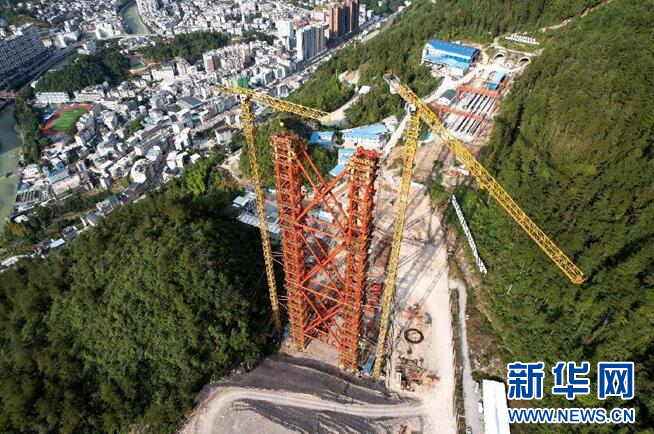 图为溇水河特大桥扣塔在拆除作业