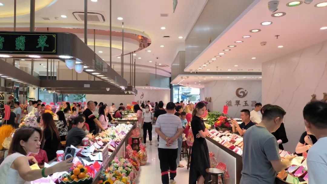 翠万丽商场一楼大卖场区域。