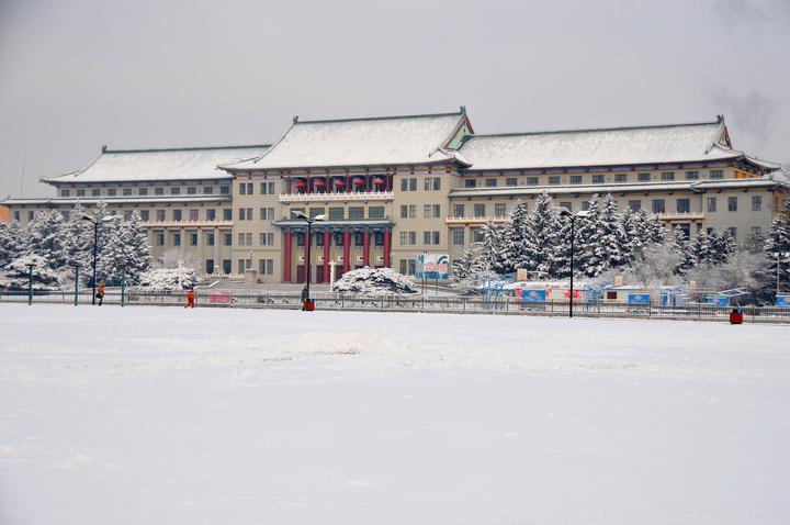 这是吉林大学地质宫雪景。新华社记者 张建 摄