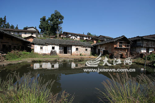 何家小村。
